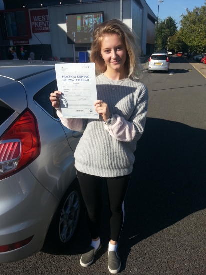 25 September 2018 - Eliza passed with only 3 minor driving faults! Well done Eliza, that was an excellent result.