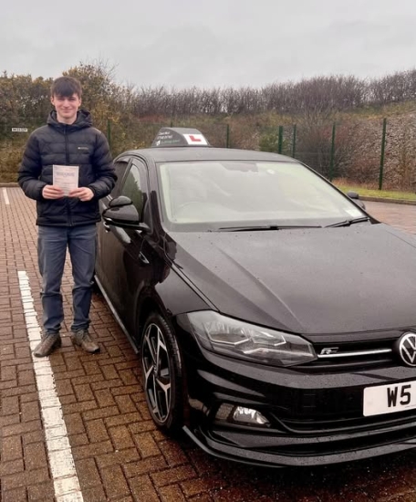 Brilliant driving instructor, highly recommend helped me pass starting from scratch not knowing how to change gears or steer properly 😆 5 stars 🌟