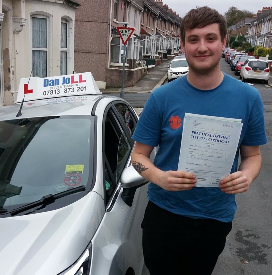A very happy Mark laughed in the face of the ´Friday 13th´ superstition to pass his driving test FIRST time today with only 4 driving faults! A great way to start your driving life! Well done Mark, brilliant job