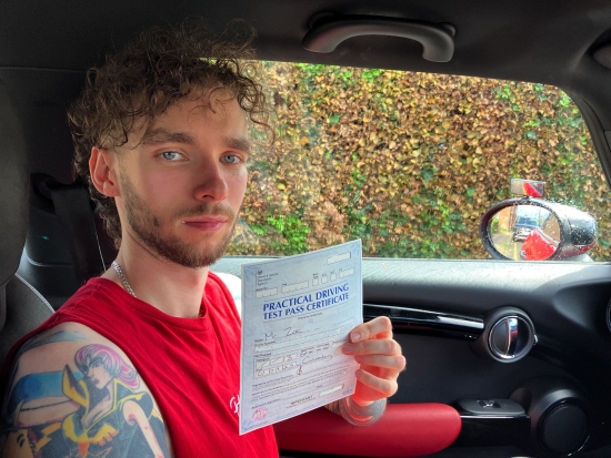 I passed 1st time with only 2 minor driving faults thanks to Simon.The car was always clean and tidy and very smooth to drive.