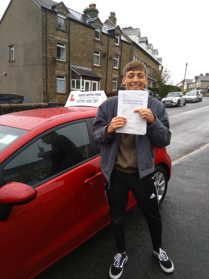 Huge congratulations go to Sean, who passed his driving test this morning with only 3 driver faults. Great drive fella, well done. It´s been an absolute pleasure taking you for lessons. Enjoy your independence and stay safe 😊👍